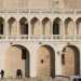 Alla destra dellinsenatura compaiono palazzine storiche ma molto semplici, interrotte per dalleleganza di Palazzo Martinelli, abitazione settecentesca della casata locale, che spicca con il suo elegante loggiato bianco con archi a tutto sesto in stile veneziano